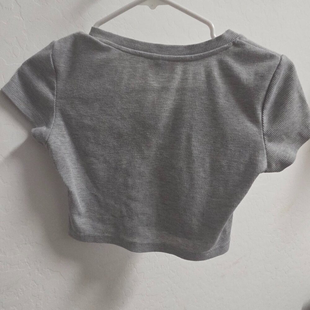 Grey‎ Crop Top-Size Medium-Cute Trendy V-neck - Picture 2 of 3